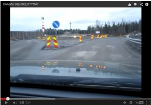 Kiertoliittymä, jossa autot ajavat ja jalankulkijat ylittävät tietä