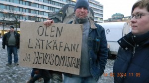 Fanit hurraavat ja osoittavat suosiotaan raviradalla