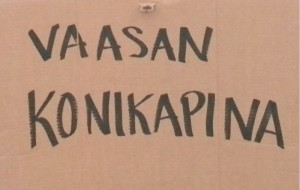 Poliisit ja mielenosoittajat Vaasan konikapinassa, helmikuu 2014