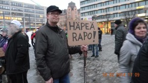 Hevosia ja ihmisiä mielenosoituksessa Vaasan kauppatorilla