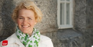 Miapetra Kumpula-Natri puhumassa koululaisille eduskunnan työstä