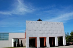 Raija Koivisto puhuu yliopiston auditoriossa yleisölle