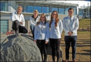 VAO Team -joukkue poseeraa hymyillen Taitaja 2014 -kilpailuissa