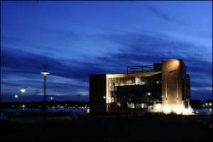 Opiskelijat kokoontuneet pimeässä Earth Hour -tapahtumassa