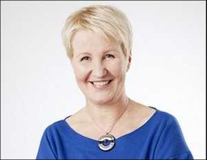 Kirjailija Saara Kesävuori hymyilee kameralle