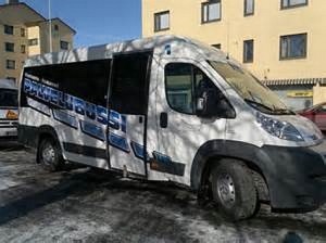 Esteetön taksi, joka on valmiina kuljettamaan matkustajia