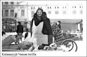 Karl Alfred Nyström poseeraa valokuvauskameransa kanssa 1950-luvulla