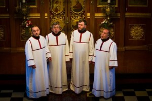 Kuoro esiintyy lavalla, yleisö seuraa