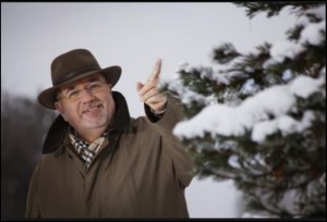 Lars G. Gästgivars, harmaahiuksinen mies, katsoo vakavana