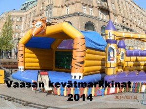 Kevätmarkkinoiden ihmisvilinää, kojuja ja ilmapalloja Vaasassa