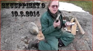 Kari A. Hintikka poseeraa hymyillen Vappuskuuppiset-tapahtumassa