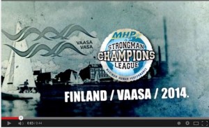 Vahva mies nostaa valtavaa rengasta Strongman-kisoissa Vaasassa