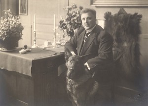 Frithjof Tikanoja ja koira Tessu, Tikanojan taidekodin kuva-arkistosta