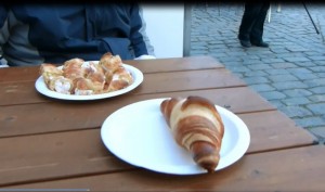 Croissant-leivoksia kahvilan tiskillä