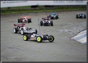 Radio-ohjattavat crossiautot kilpailevat Pitkämäen radalla Vaasassa