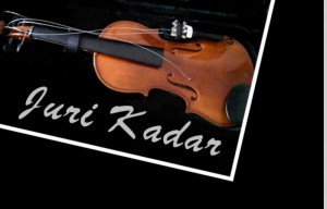 Juri Kadar puhuu haastattelussa, elehtii käsillään