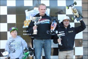 Jussi Luopajärvi ajaa radio-ohjattavalla autolla Pitkämäen RC-radalla