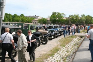 Vanhoja autoja ja moottoripyöriä rivissä Vaasan torilla