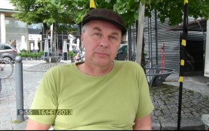 Torikahvila ulkona, ihmisiä ja pöytiä aurinkoisena päivänä