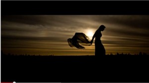 Jessica Riippa esiintymässä lavalla kitaran kanssa