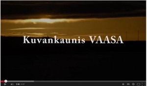 Vaasan kaupunkimaisemaa ilta-auringossa, heijastuksia vedessä