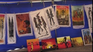 Värikäs afrikkalainen festivaali Vaasan torilla, ihmisiä ja kojuja