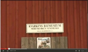 Merenkurkun venemuseon rakennus ja sen edustalla olevia veneitä