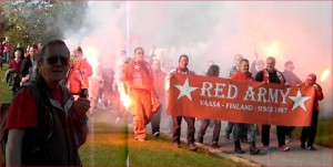 Sportin fanit punaisissa paidoissa katsomossa