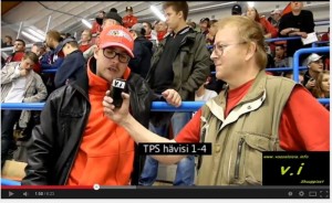 Sport-fanit kannustavat joukkuettaan jääkiekko-ottelussa