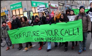 Ihmisiä marssimassa ilmaston puolesta Vaasassa