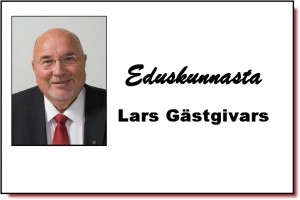 Lars Gästgivars puhuu eduskunnan täysistunnossa