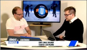 Kaksi kissaa tappelevat leikkisästi pöydällä