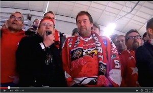 Kari Lajunen haastattelee Tappara-fania jääkiekko-ottelun jälkeen