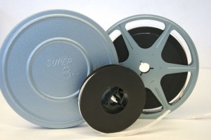 Ihmisiä katsomassa vanhoja elokuvia Home Movie Day -tapahtumassa