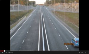 Sepänkylän ohitustie, jossa autoja ajaa sillan yli
