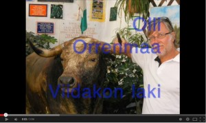 Olli Orrenmaan teos Viidakon laki, jossa apinat istuvat pöydän ääressä