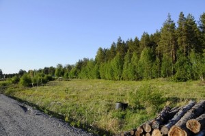 IKEA-logo ja kolme miestä kättelemässä sopimuksen allekirjoituksen jälkeen