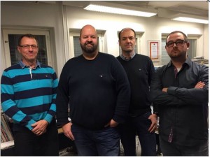 Radiostudio, jossa mikrofoni ja kuulokkeet