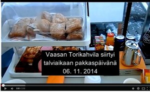 Vaasan torin talviteltta siirtynyt, lumiset puut taustalla