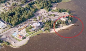 Rengastettu alue tanssilavan ja katetun kesäteatterin rakennuspaikalla