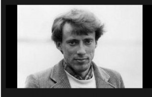 Leif Färding hymyilee kameralle, taustalla kirjoja