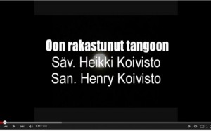 Heikki ja Henry Koivisto esiintyvät lavalla, yleisöä taustalla