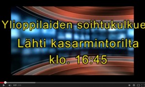Ylioppilaat marssivat soihtujen valossa pimeässä illassa
