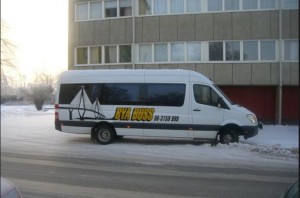 Invataksi tai palvelubussi odottaa asiakasta