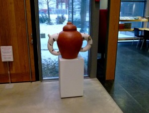 Leif Färdingin ruukku, jossa on monivärinen, abstrakti kuvio