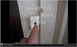 Mies kaappaa toisen miehen porstuassa
