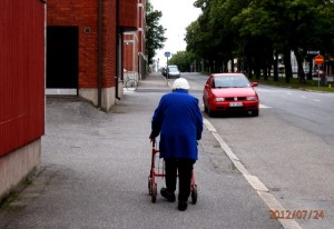 Vanhempi mies rollaattorin kanssa, ehkä Leif Paulin