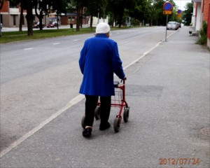 Rollaattori ja kävelykeppi nojaavat seinään