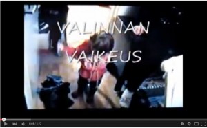 Nuori mies katsoo mietteliäänä kahta erilaista virvoitusjuomaa