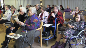 Iloisia 75-vuotiaita vaasalaisia Vuorikodin tapahtumassa